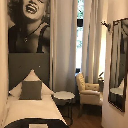 Am Volksgarten 3*
